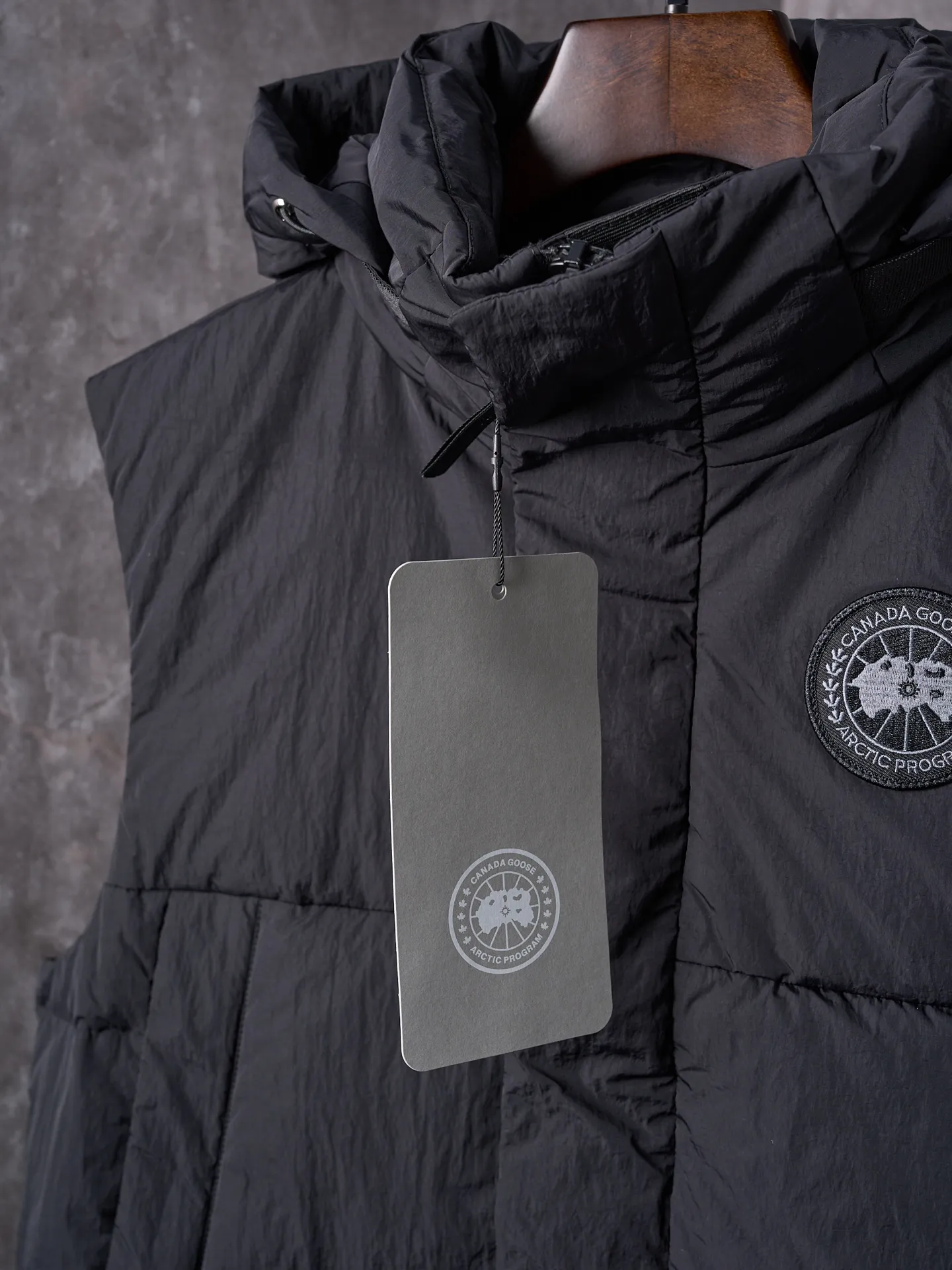 P760 Actual hanging auction] CANADA GOOSE/Canada Goose hooded down vest with logo and embroidery [Ready stock] S M L  The selection of high-quality protective nylon fabric not only enhances the wear resistance of the surface, but also takes into account wind resistance, ensuring excellent performance in various harsh weather conditions.  Three-dimensional quilting process: Precision thread reinforcement to prevent velvet drilling and ensure that the fluffy and resilient elasticity lasts as new.  The ribbon is woven with polyester as the base, and the brand letters are decorated on the ribbon through high-precision computer embroidery. The edges of the pattern are clear, the stitches are fine and even, and multiple layers of embroidery threads are stacked to enhance the three-dimensional effect.